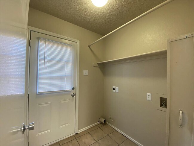 Building Photo - 2024 Redwing Way