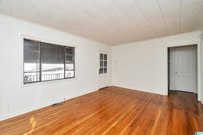 Building Photo - 621 Valley Rd