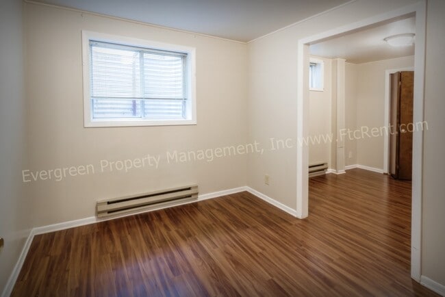 Building Photo - 904-906 Camelot Ct.