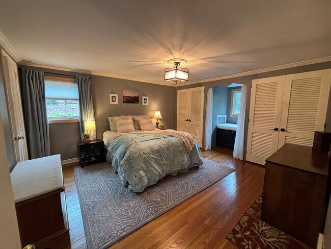Building Photo - Beautiful 4 Bedroom Home In Mt. Lebanon!