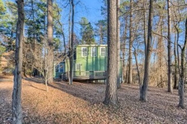 Building Photo - Furnished! Charming 4 Bedroom Home Availab...