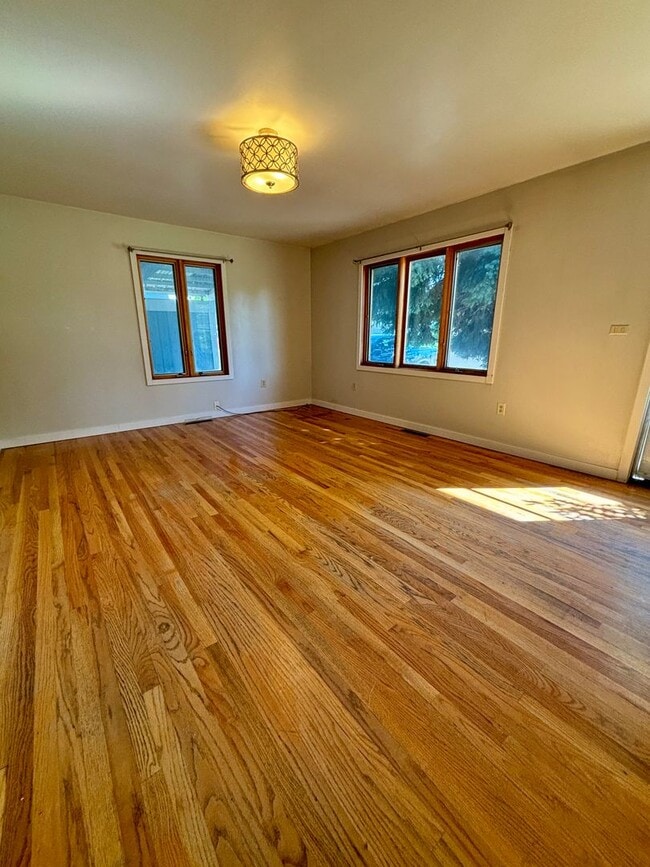 Building Photo - Pet friendly 3 bed, 2 bath Duplex - next to park, quiet neighborhood!