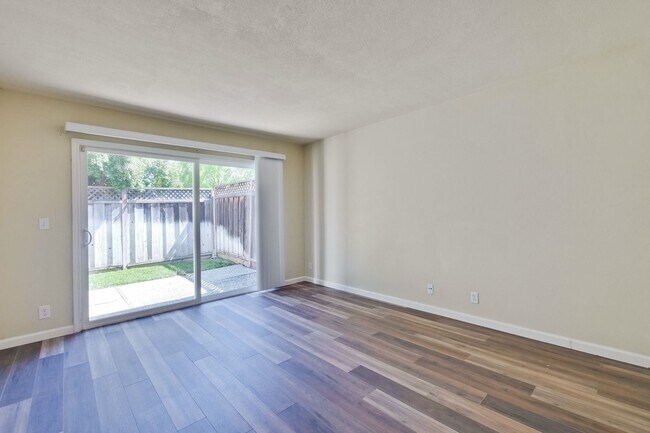 Building Photo - Reduced-Beautiful 3 bedroom 2 bath Single Family Home $4395