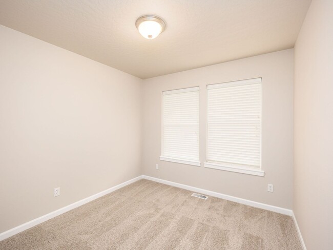 Building Photo - Charming River District Rancher | Double Vanity Suite | Walk to Orchard Park