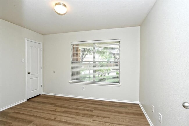 Building Photo - 2112 Mir Woods Dr