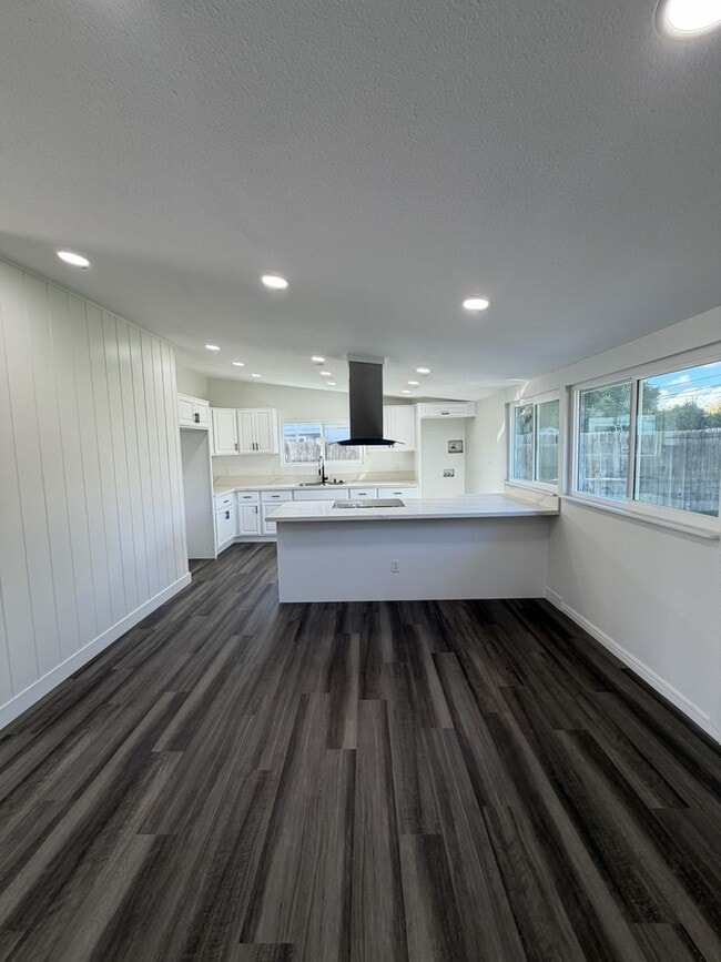 Building Photo - Newly Remodeled 4 bedroom 2 bathroom home Just 10 minutes from Disneyland