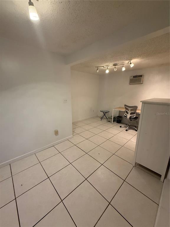 Building Photo - 1410 N Fern Creek Ave