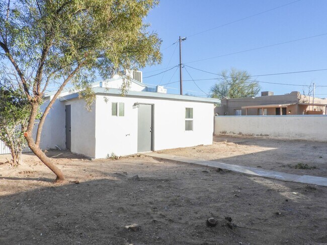 Building Photo - Close to Downtown 3 Bed 2 Bath with Fenced Backyard