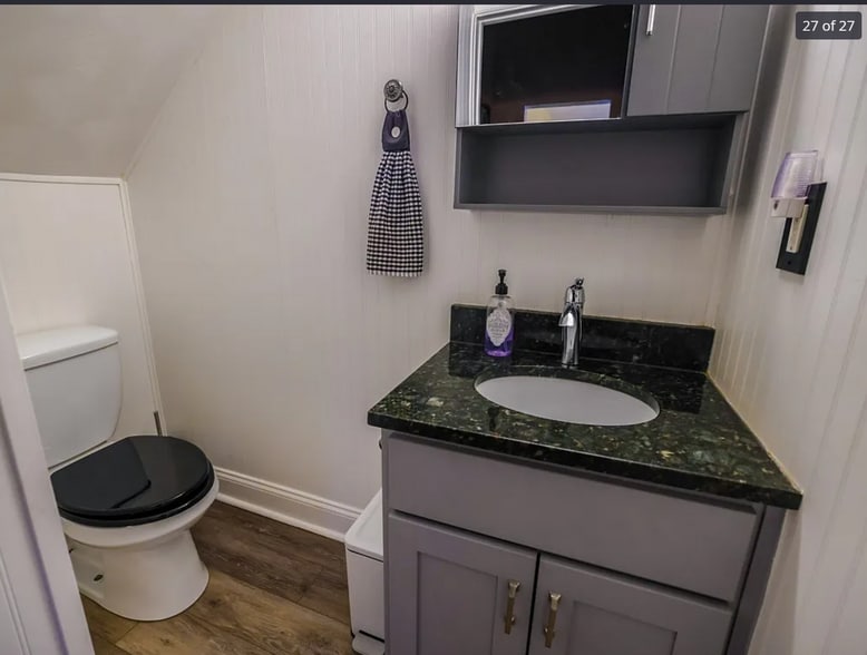 Bathroom 1st floor - 347 Spahr St