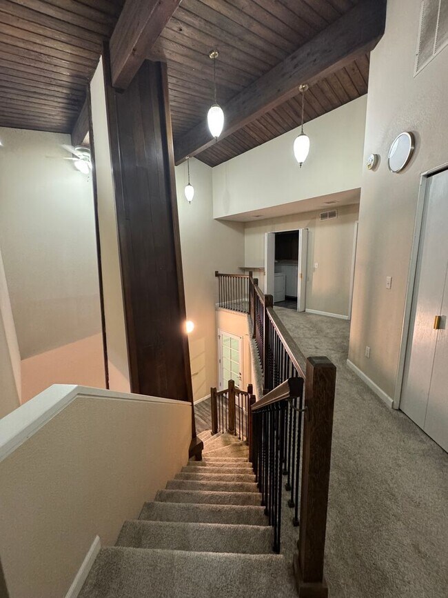 Building Photo - Stunning 2 bedroom townhouse