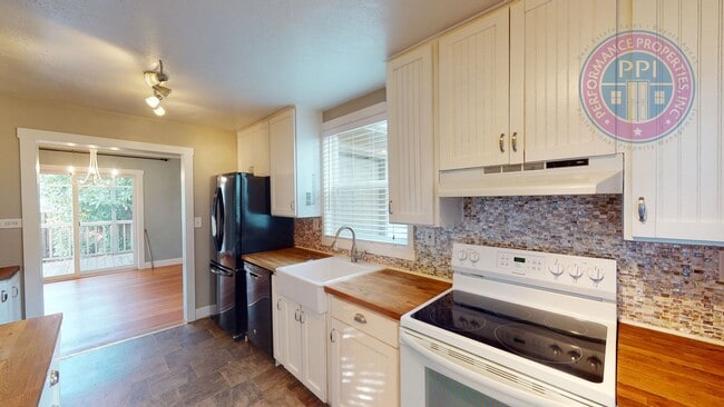 Building Photo - Adorable Canby Home, Cozy Gas Fireplace, Private Fenced Yard, Cat or Dog Friendly (2 max)