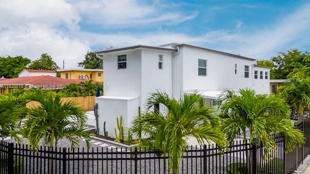 Building Photo - 590 SW 23rd Ave