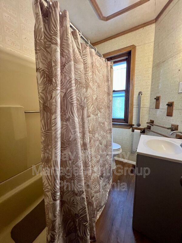 Building Photo - 502 Buttonwood St