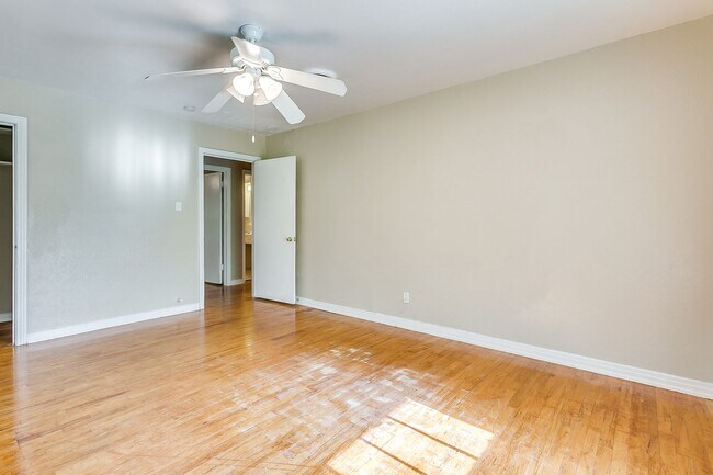 Building Photo - Ready for New Tenants- 2 bedroom 1 bath with an Additional Flex Room  Minutes from TCU- 76109