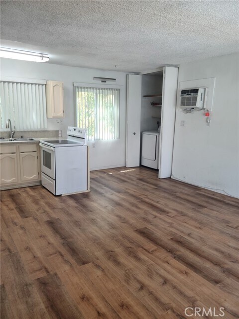Building Photo - 470 S Los Robles Ave