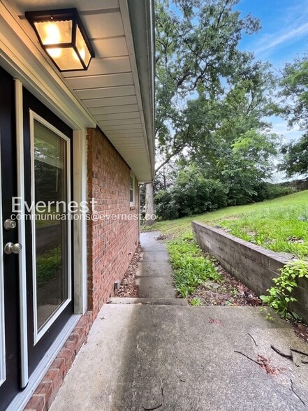 Building Photo - 405 Cedarvalley Dr