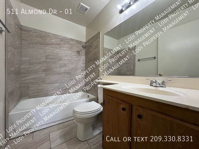 Building Photo - 511 Almond Dr