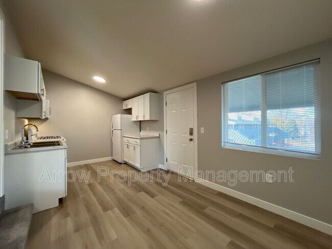 Building Photo - 877 N 26