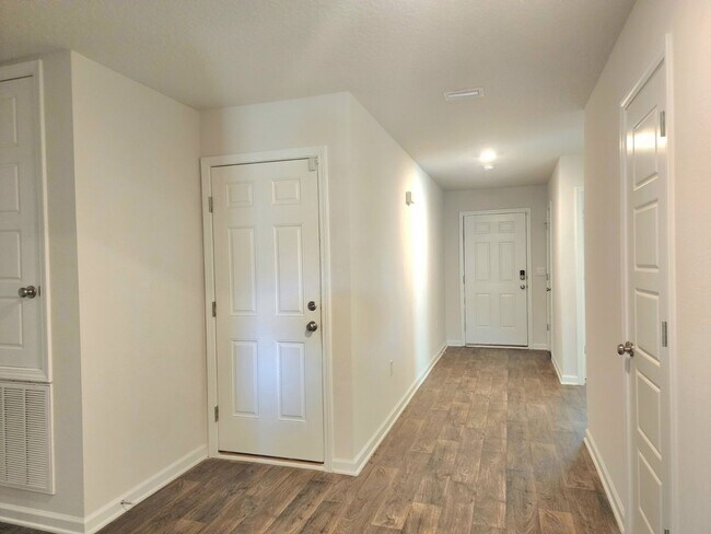 Building Photo - Perfectly Located, Pet Friendly, 4/2 Home ...