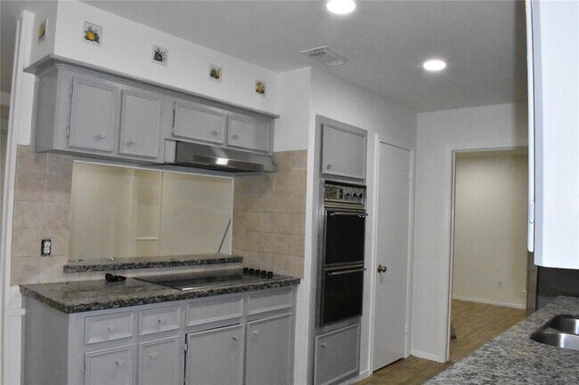 Building Photo - 10427 Huntington Wood Dr