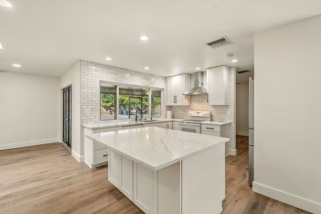 Building Photo - Beautiful 3 bed, 2 bath w/ bonus Room, loc...