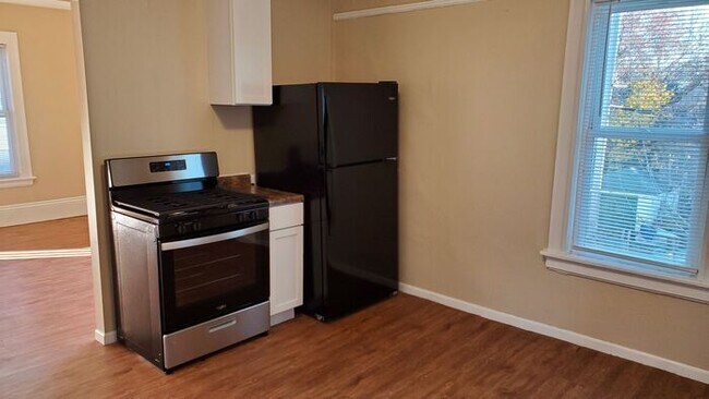 Building Photo - Newly Remodeled Huge 4 Bedroom + Office 3 ...