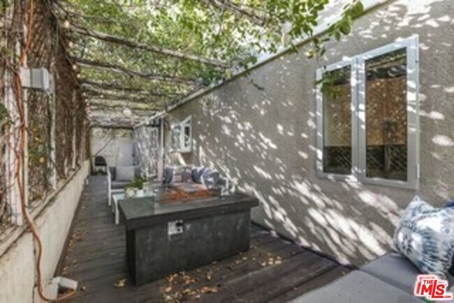 Building Photo - 370 S Elm Dr