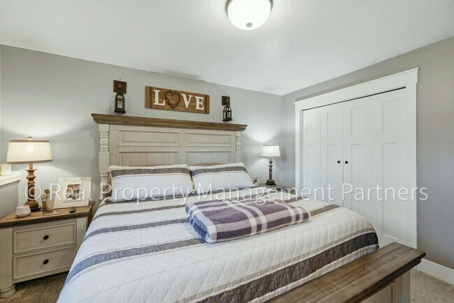 Building Photo - Updated 3-Bed Home with 2-Car Garage and Fenced in Yard on .23+ Acres, Near GVSU