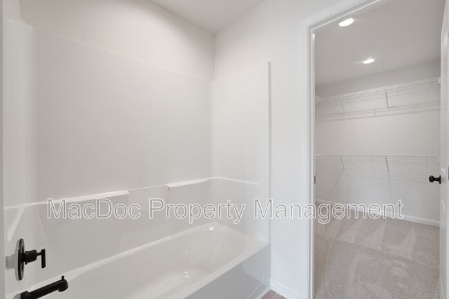 Building Photo - 105 Hillcrest Dr