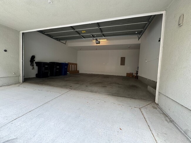 Building Photo - Spacious 2-Bedroom, 2-Bath Modern Home Loc...