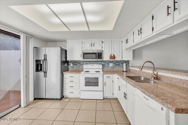 Building Photo - 2437 E Tracy Ln