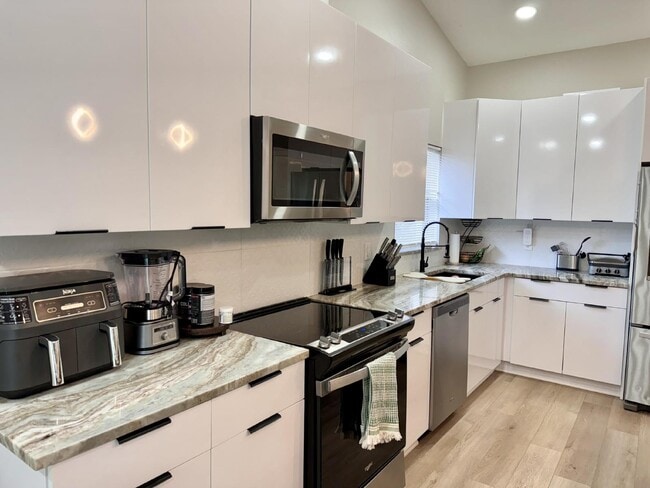 Building Photo - Stylish 3-Bedroom Home with Solar Panels, Modern Upgrades & Pet-Friendly