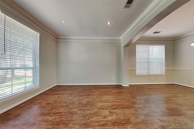 Building Photo - 59 Terraglen Dr