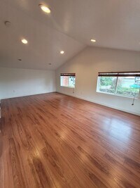 Building Photo - MOVE IN SPECIAL $500 Off!   4BD/2BA, 1850 SQ FT Duplex located in the desirable Washburne District -