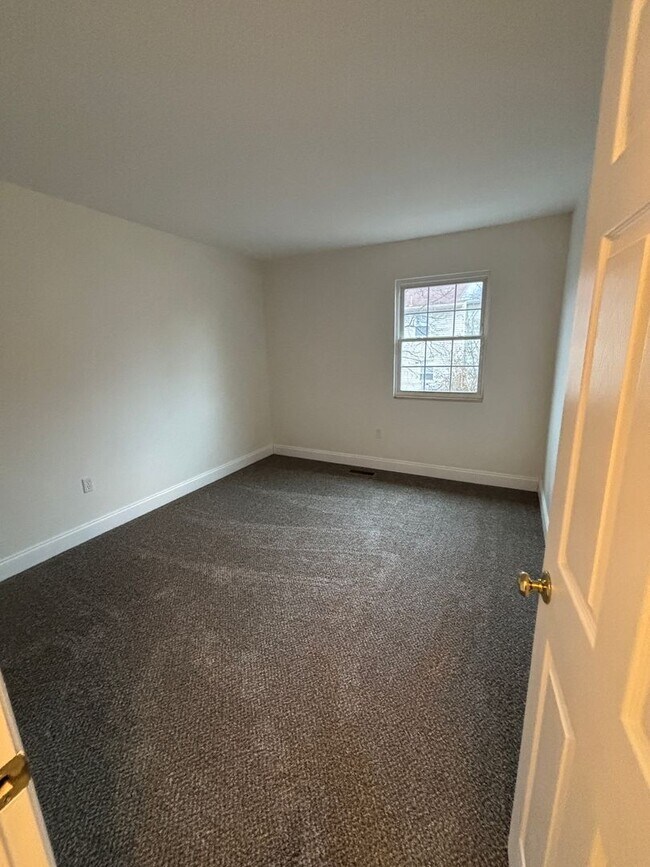 Building Photo - Pristine & Move-In Ready Townhome in Olde Forge!