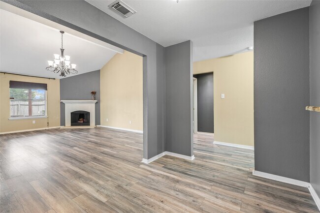 Building Photo - 9331 Carmalee St