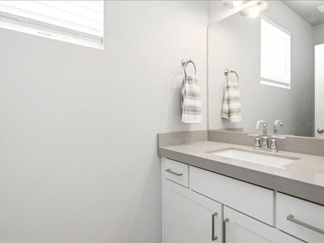 Building Photo - Herriman Lovely 3 bed, 2.5 bath Townhome