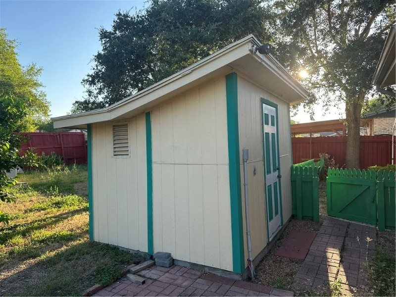 Building Photo - 1026 Northcliff Dr