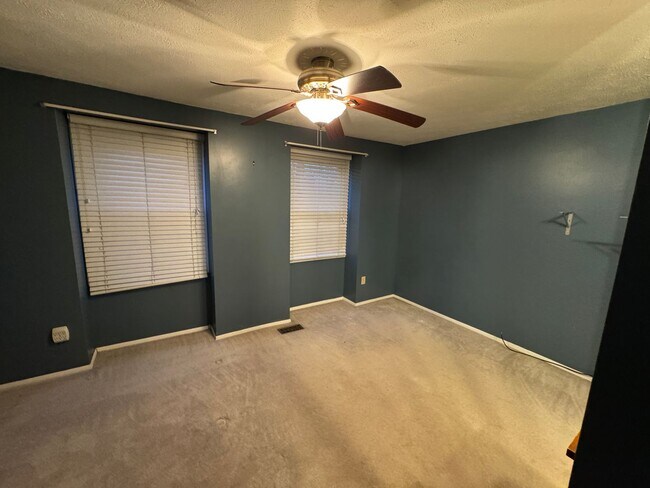 Building Photo - Available NOW!! 2 Beds 1.5 Bath Townhome