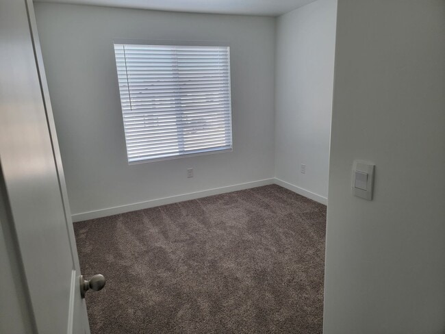 Building Photo - 4 Bed 2.5 Bathroom Townhouse