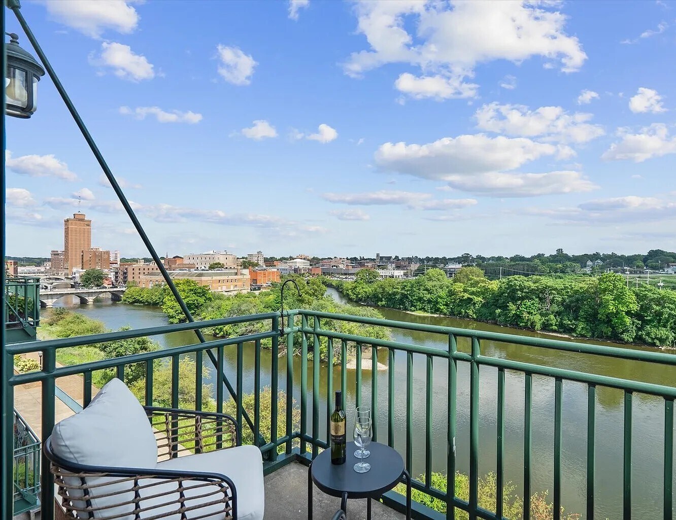 Building Photo - 160 S River St