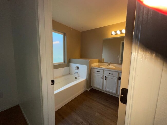 Building Photo - 5 Bedroom Home on 5 Acres!