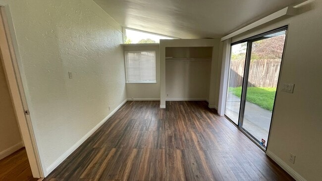 Building Photo - Beautiful 3 bedroom 2 bathroom home, updated kitchen & baths plus 1 car garage!