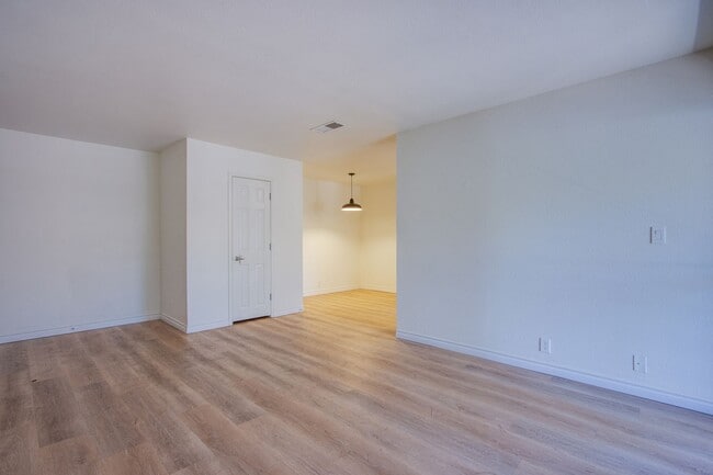 Building Photo - Gorgeous 1Bed/1Bath Condo located in The B...