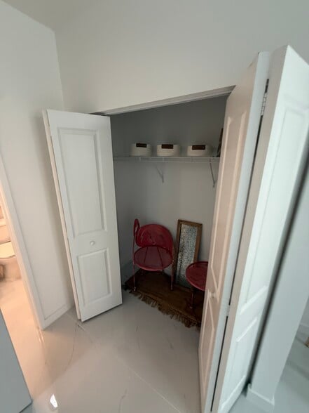 Building Photo - 1001 SW 71st Ct