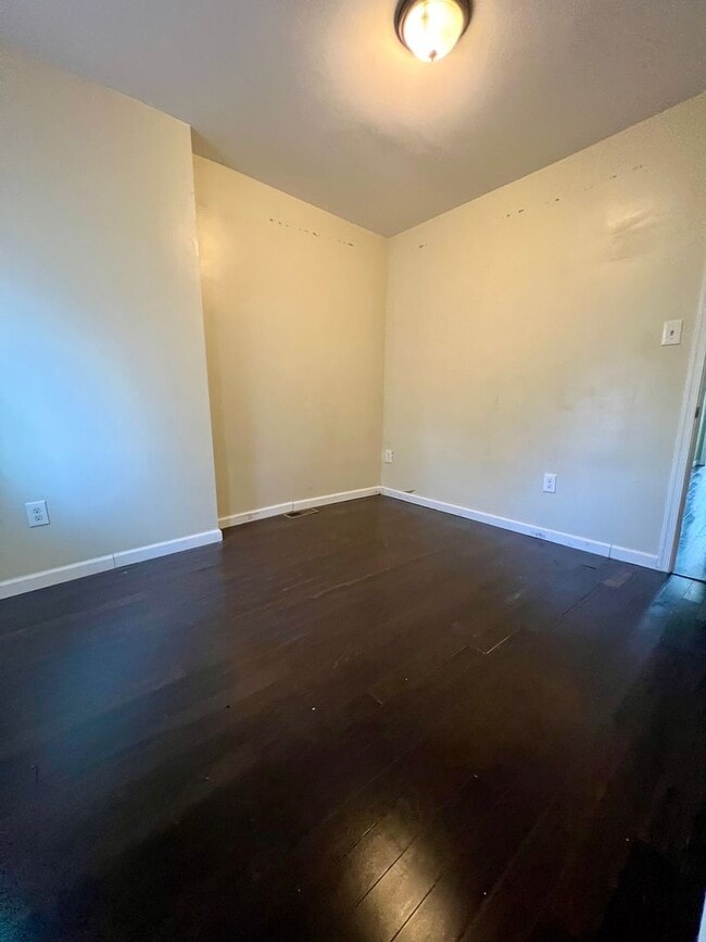 Building Photo - Gorgeous 3-Bedroom Townhome in Elmwood Park! Available NOW!