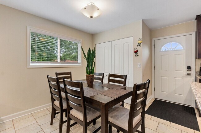 Building Photo - 121 King Ct