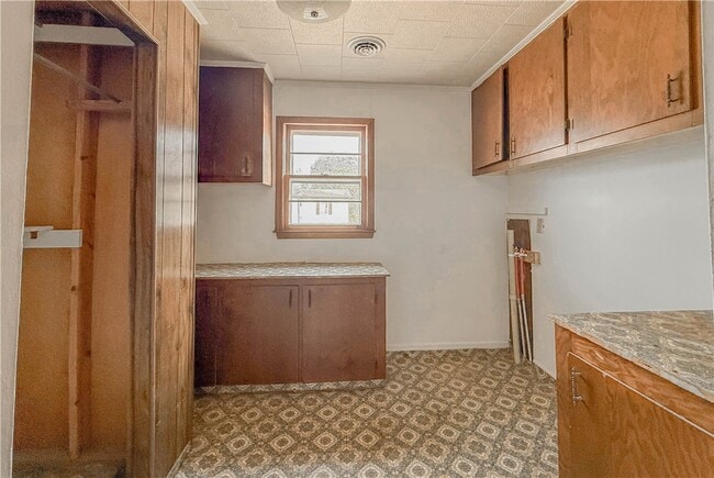 Building Photo - 937 E Main St