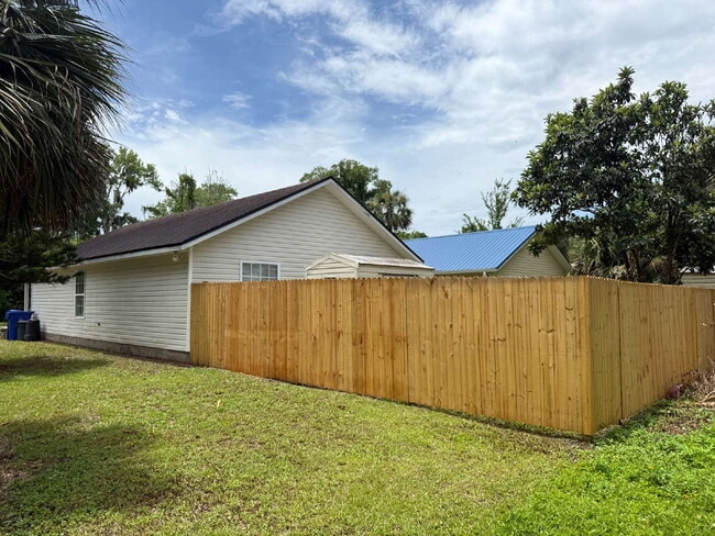 Building Photo - 324 Lena St