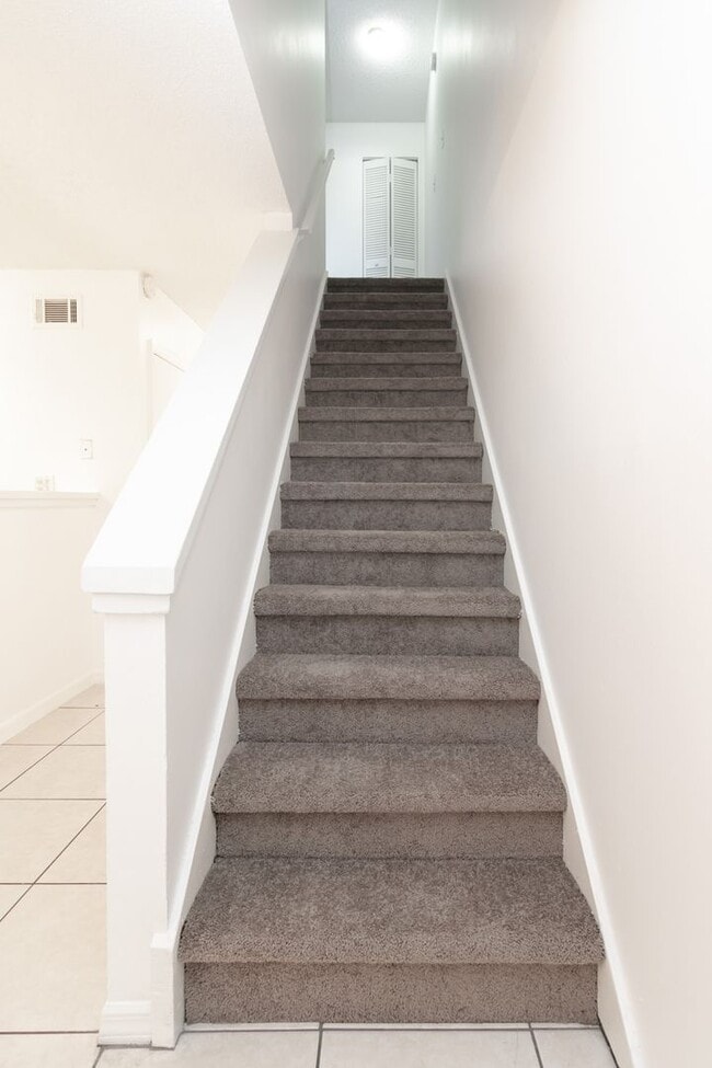 Building Photo - Lovely 2BR/1.5BA Townhome for rent Near La...